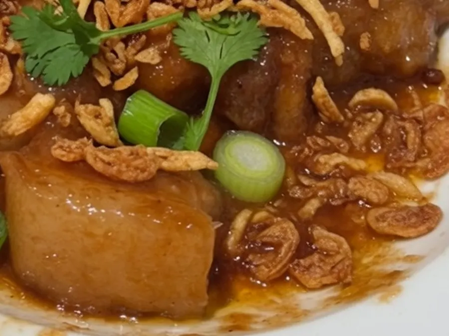 Cận cảnh thịt heo rô ti với nước sốt sánh và ngò