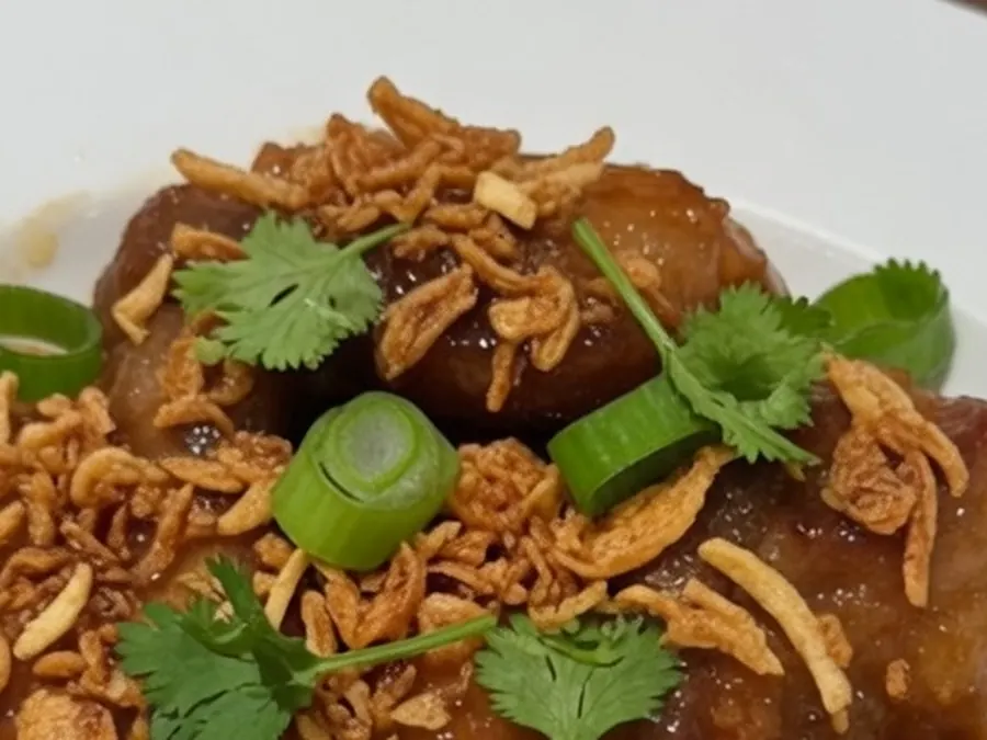 Thịt heo rô ti nhìn từ trên xuống, rắc hành tỏi phi