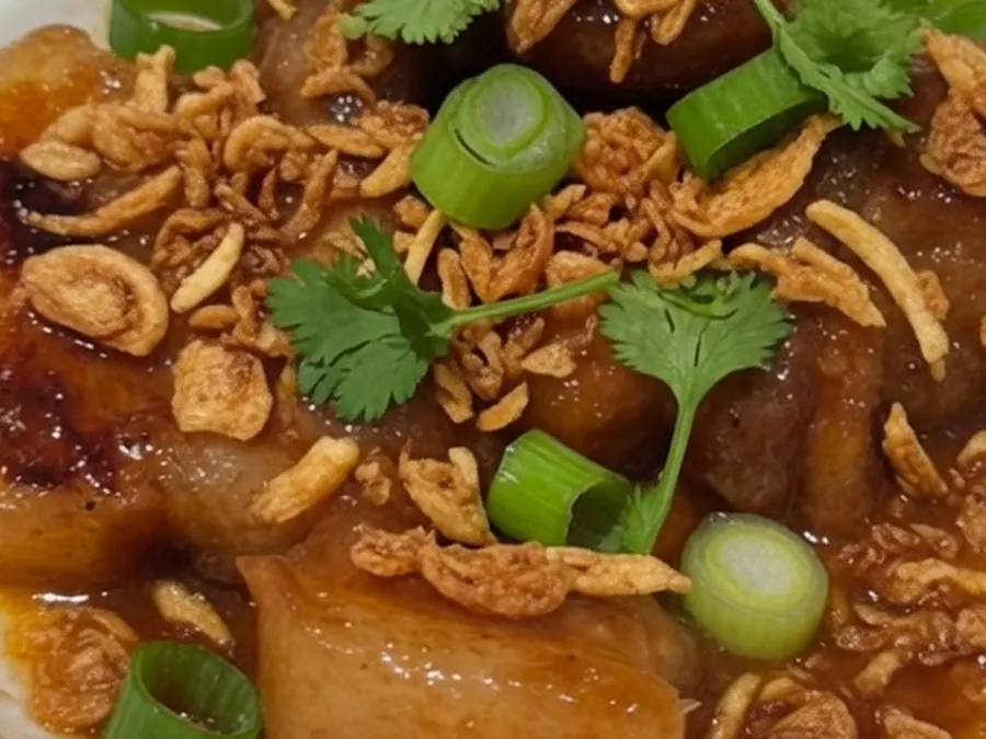 Thịt heo rô ti phủ hành tỏi phi và ngò, ăn cùng xôi